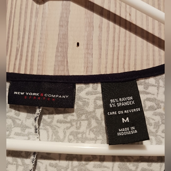 NY & CO. 3/4 Bell sleeve tunic top black and white Size Medium - Picture 3 of 4